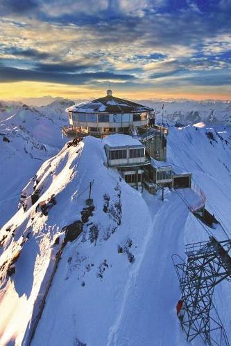 Schilthorn Mountain Station in Swiss Alps of Switzerland Journal: 150 page lined notebook/diary