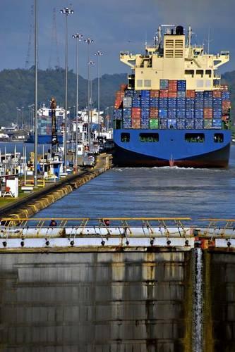 Ship in a Lock at the Panama Canal Journal: 150 page lined notebook/diary